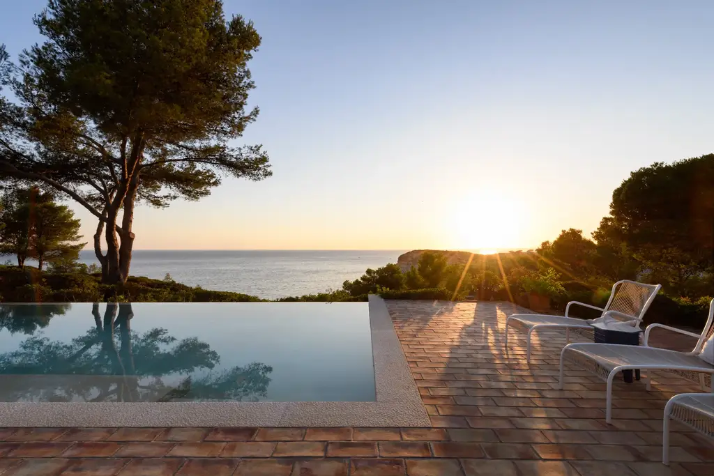 Villa avec piscine face à la mer en Algarve — Calyferias Villa avec piscine surplombant la mer au coucher du soleil en Algarve
